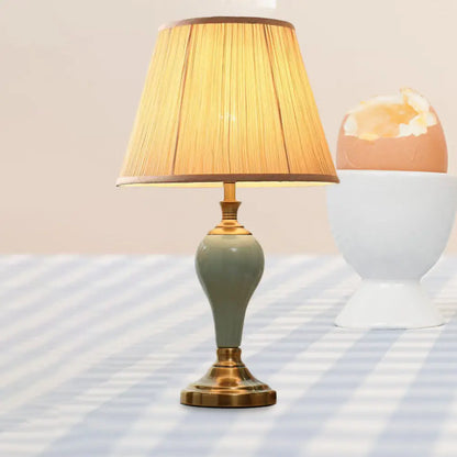 Adalyn - Lámpara de mesa vintage con forma de urna de cerámica. Lámpara de noche vintage de 1 bombilla en tonos aguamarina/beige/gris plata con pantalla cónica de tela.
