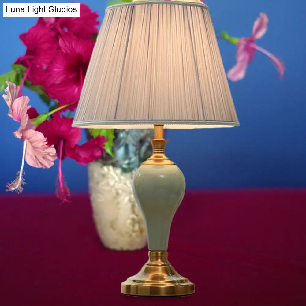 Adalyn - Lámpara de mesa vintage con forma de urna de cerámica. Lámpara de noche vintage de 1 bombilla en tonos aguamarina/beige/gris plata con pantalla cónica de tela.