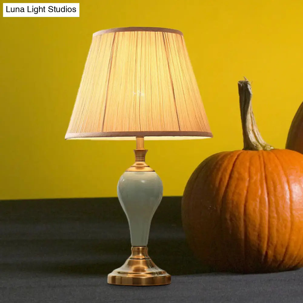 Adalyn - Lámpara de mesa vintage con forma de urna de cerámica. Lámpara de noche vintage de 1 bombilla en tonos aguamarina/beige/gris plata con pantalla cónica de tela.