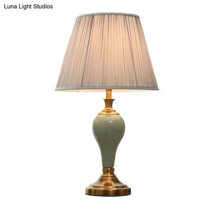 Adalyn - Lámpara de mesa vintage con forma de urna de cerámica. Lámpara de noche vintage de 1 bombilla en tonos aguamarina/beige/gris plata con pantalla cónica de tela.