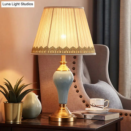 Adalyn - Lámpara de mesa vintage con forma de urna de cerámica. Lámpara de noche vintage de 1 bombilla en tonos aguamarina/beige/gris plata con pantalla cónica de tela.