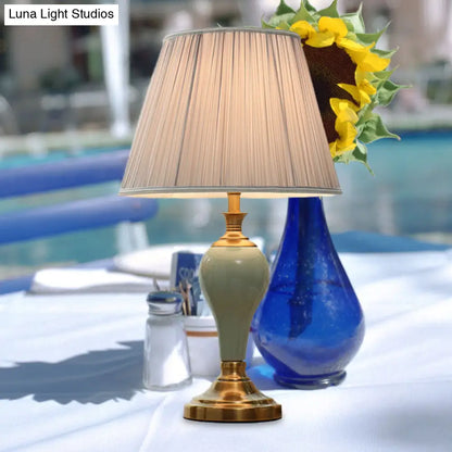 Adalyn - Lámpara de mesa vintage con forma de urna de cerámica. Lámpara de noche vintage de 1 bombilla en tonos aguamarina/beige/gris plata con pantalla cónica de tela.