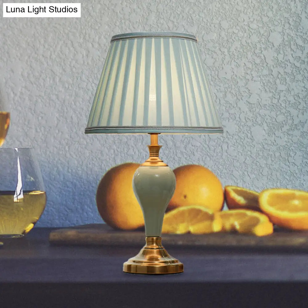 Adalyn - Lámpara de mesa vintage con forma de urna de cerámica. Lámpara de noche vintage de 1 bombilla en tonos aguamarina/beige/gris plata con pantalla cónica de tela.