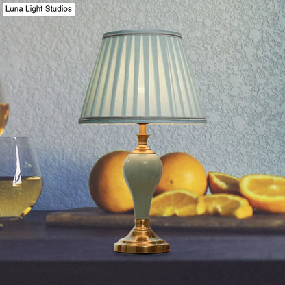 Adalyn - Lámpara de mesa vintage con forma de urna de cerámica. Lámpara de noche vintage de 1 bombilla en tonos aguamarina/beige/gris plata con pantalla cónica de tela.