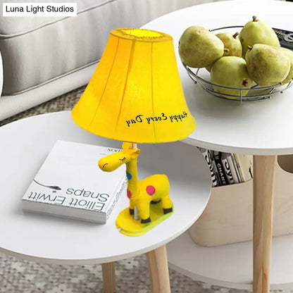 Addison - Lámpara de mesa infantil de tela con estampado de jirafa, bombilla individual, amarilla/azul/rosa, con base de jirafa.