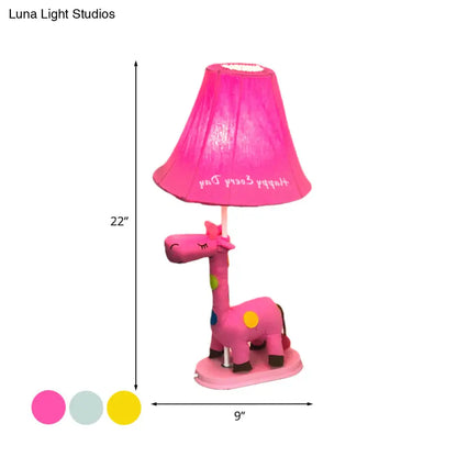 Addison - Lámpara de mesa infantil de tela con estampado de jirafa, bombilla individual, amarilla/azul/rosa, con base de jirafa.