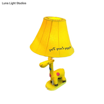Addison - Lámpara de mesa infantil de tela con estampado de jirafa, bombilla individual, amarilla/azul/rosa, con base de jirafa.