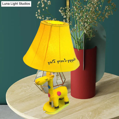 Addison - Lámpara de mesa infantil de tela con estampado de jirafa, bombilla individual, amarilla/azul/rosa, con base de jirafa.