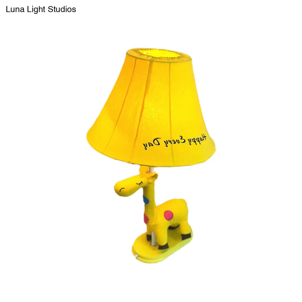 Addison - Lámpara de mesa infantil de tela con estampado de jirafa, bombilla individual, amarilla/azul/rosa, con base de jirafa.