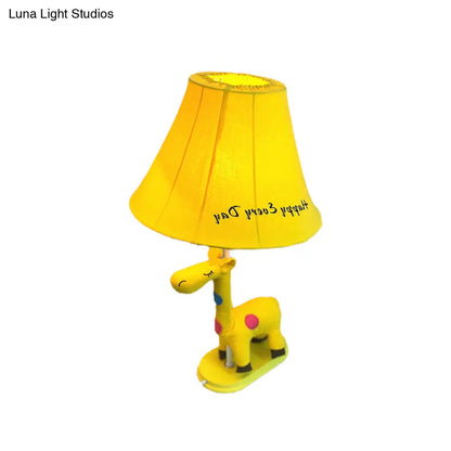 Addison - Lámpara de mesa infantil de tela con estampado de jirafa, bombilla individual, amarilla/azul/rosa, con base de jirafa.