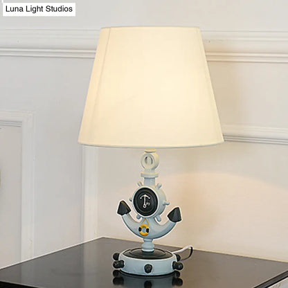 Adeline - Lámpara de mesa de noche azul con forma de cono, estilo mediterráneo, con una luz, base de ancla y pantalla de tela.