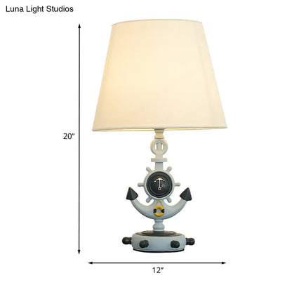 Adeline - Lámpara de mesa de noche azul con forma de cono, estilo mediterráneo, con una luz, base de ancla y pantalla de tela.