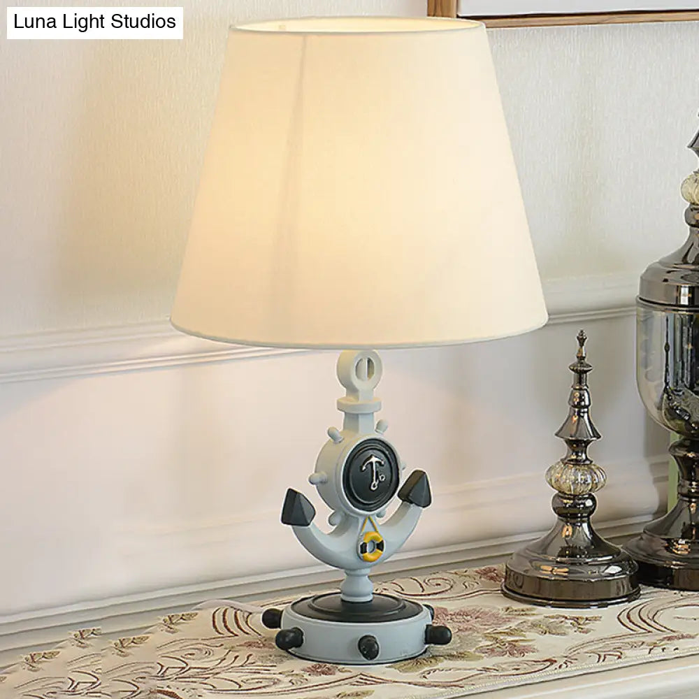 Adeline - Lámpara de mesa de noche azul con forma de cono, estilo mediterráneo, con una luz, base de ancla y pantalla de tela.