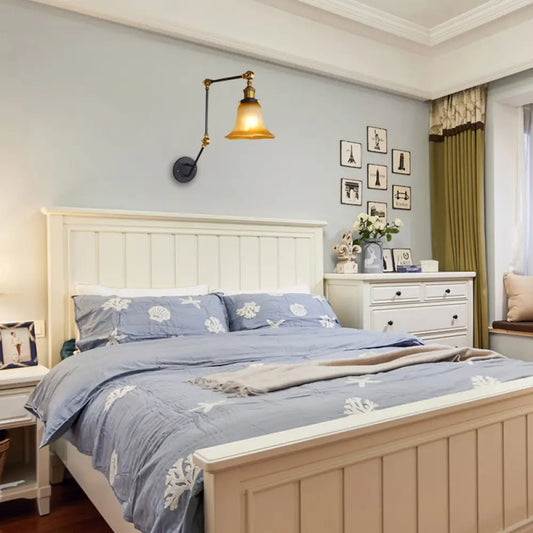 Aplique de pared negro con brazo ajustable, pantalla de campana y cristal ámbar - Lámpara de estilo industrial de 1 luz