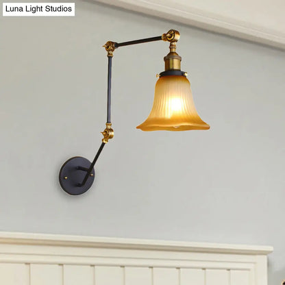 Aplique de pared negro con brazo ajustable, pantalla de campana y cristal ámbar - Lámpara de estilo industrial de 1 luz