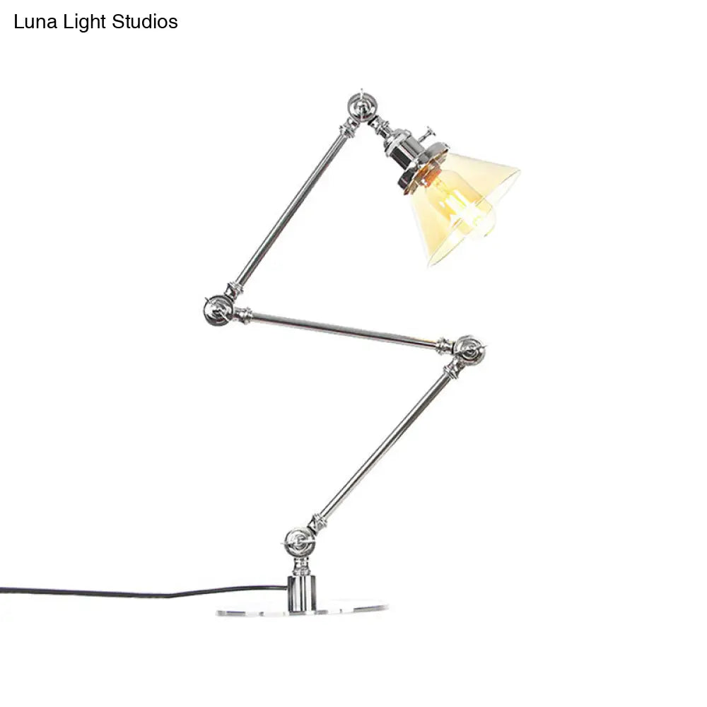 Lámpara de mesa industrial con brazo ajustable y pantalla de cristal transparente - Acabado negro/latón