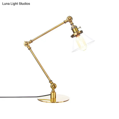 Lámpara de mesa industrial con brazo ajustable y pantalla de cristal transparente - Acabado negro/latón