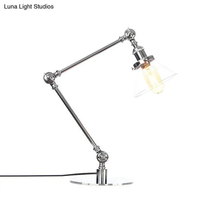Lámpara de mesa industrial con brazo ajustable y pantalla de cristal transparente - Acabado negro/latón
