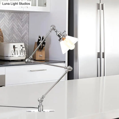 Lámpara de mesa industrial con brazo ajustable y pantalla de cristal transparente - Acabado negro/latón