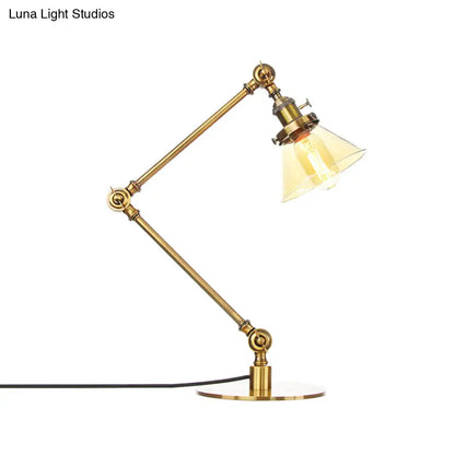 Lámpara de mesa industrial con brazo ajustable y pantalla de cristal transparente - Acabado negro/latón