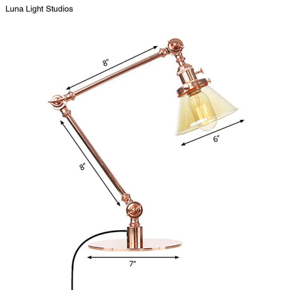 Lámpara de mesa industrial con brazo ajustable y pantalla de cristal transparente - Acabado negro/latón