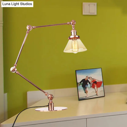 Lámpara de mesa industrial con brazo ajustable y pantalla de cristal transparente - Acabado negro/latón