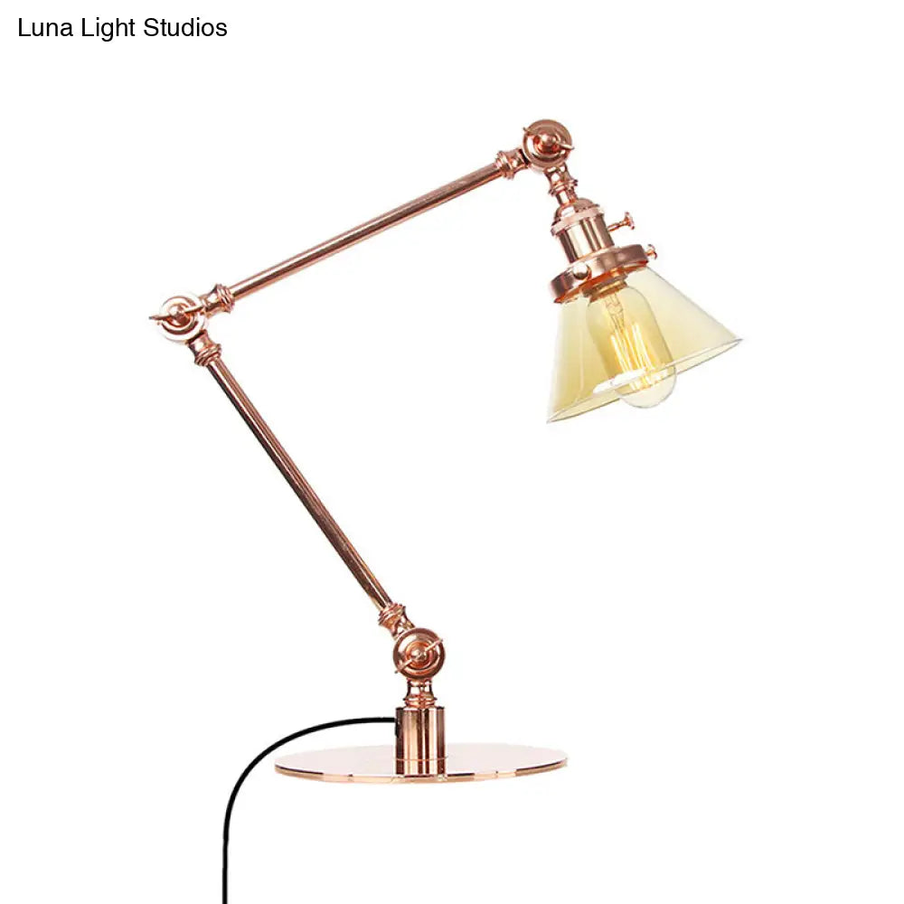 Lámpara de mesa industrial con brazo ajustable y pantalla de cristal transparente - Acabado negro/latón