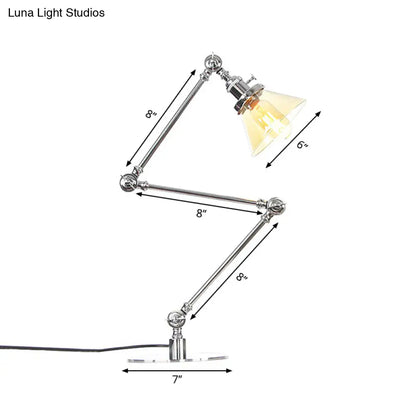 Lámpara de mesa industrial con brazo ajustable y pantalla de cristal transparente - Acabado negro/latón