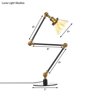 Lámpara de mesa industrial con brazo ajustable y pantalla de cristal transparente - Acabado negro/latón