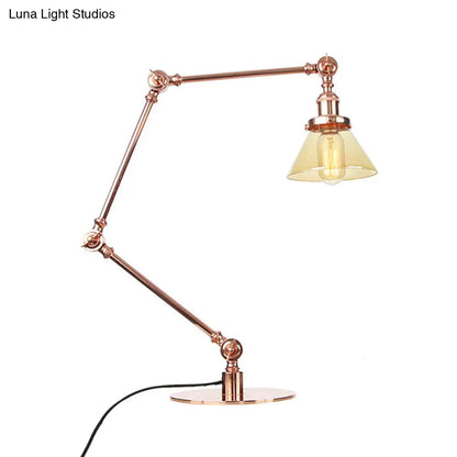 Lámpara de mesa industrial con brazo ajustable y pantalla de cristal transparente - Acabado negro/latón