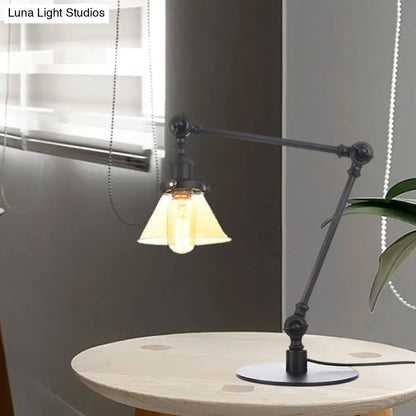 Lámpara de mesa industrial con brazo ajustable y pantalla de cristal transparente - Acabado negro/latón