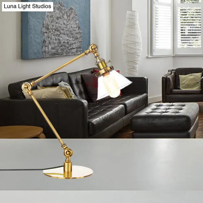 Lámpara de mesa industrial con brazo ajustable y pantalla de cristal transparente - Acabado negro/latón