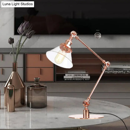 Lámpara de mesa industrial con brazo ajustable y pantalla de cristal transparente - Acabado negro/latón