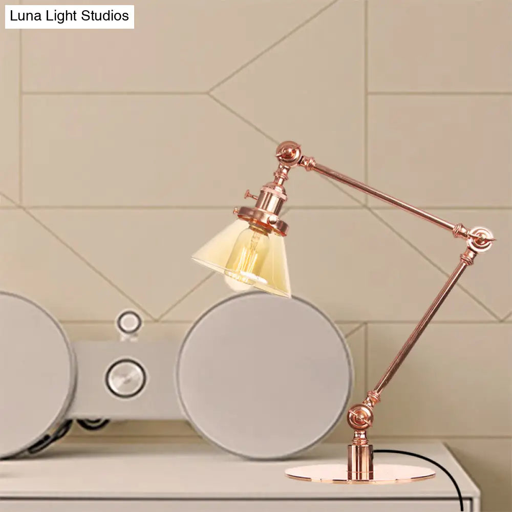 Lámpara de mesa industrial con brazo ajustable y pantalla de cristal transparente - Acabado negro/latón