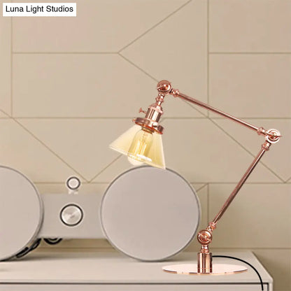 Lámpara de mesa industrial con brazo ajustable y pantalla de cristal transparente - Acabado negro/latón