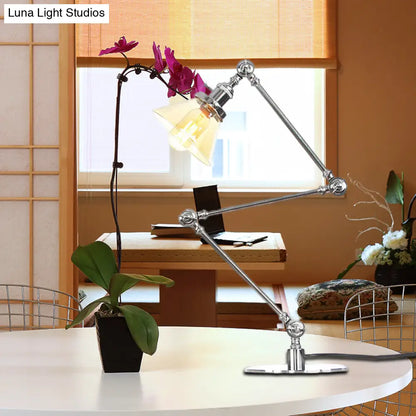 Lámpara de mesa industrial con brazo ajustable y pantalla de cristal transparente - Acabado negro/latón