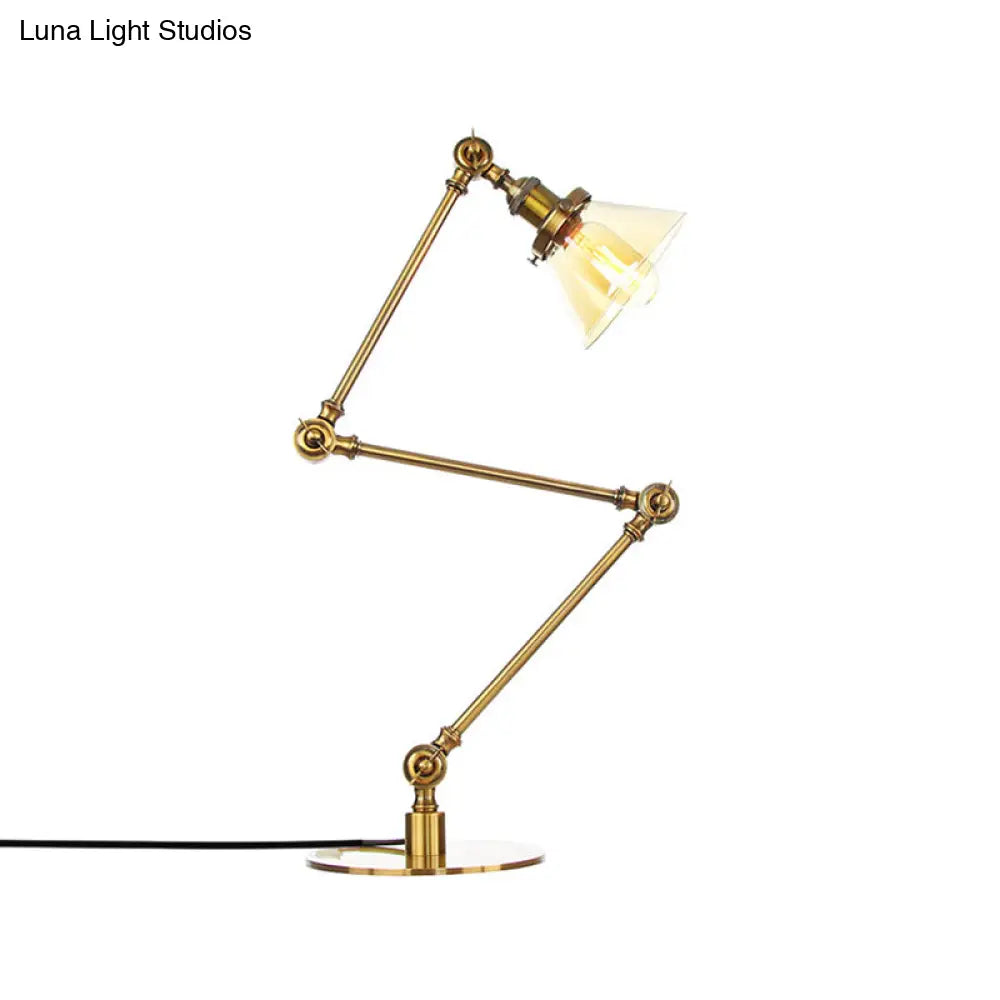 Lámpara de mesa industrial con brazo ajustable y pantalla de cristal transparente - Acabado negro/latón