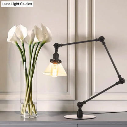Lámpara de mesa industrial con brazo ajustable y pantalla de cristal transparente - Acabado negro/latón