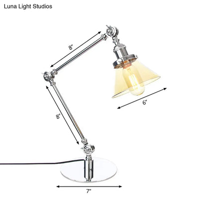 Lámpara de mesa industrial con brazo ajustable y pantalla de cristal transparente - Acabado negro/latón