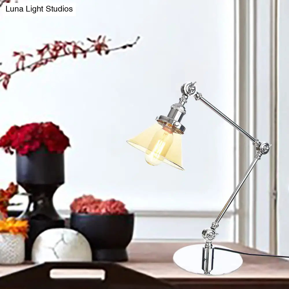 Lámpara de mesa industrial con brazo ajustable y pantalla de cristal transparente - Acabado negro/latón