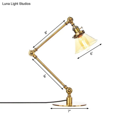 Lámpara de mesa industrial con brazo ajustable y pantalla de cristal transparente - Acabado negro/latón