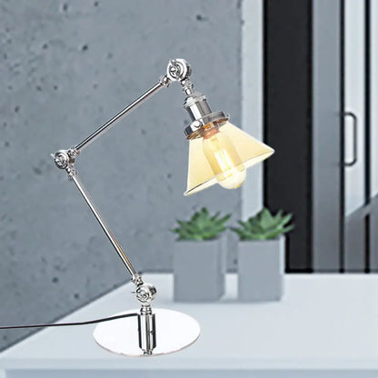 Lámpara de mesa industrial con brazo ajustable y pantalla de cristal transparente - Acabado negro/latón