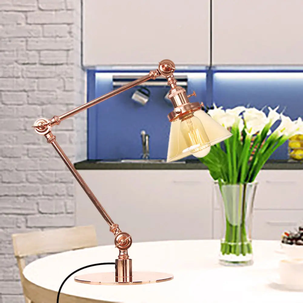 Lámpara de mesa industrial con brazo ajustable y pantalla de cristal transparente - Acabado negro/latón