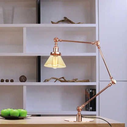 Lámpara de mesa industrial con brazo ajustable y pantalla de cristal transparente - Acabado negro/latón