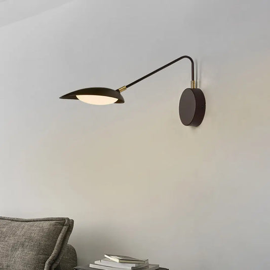 مصباح حائط LED معدني بذراع قابلة للتعديل من DecorBites™ لديكور غرفة النوم الحديثة باللون البني