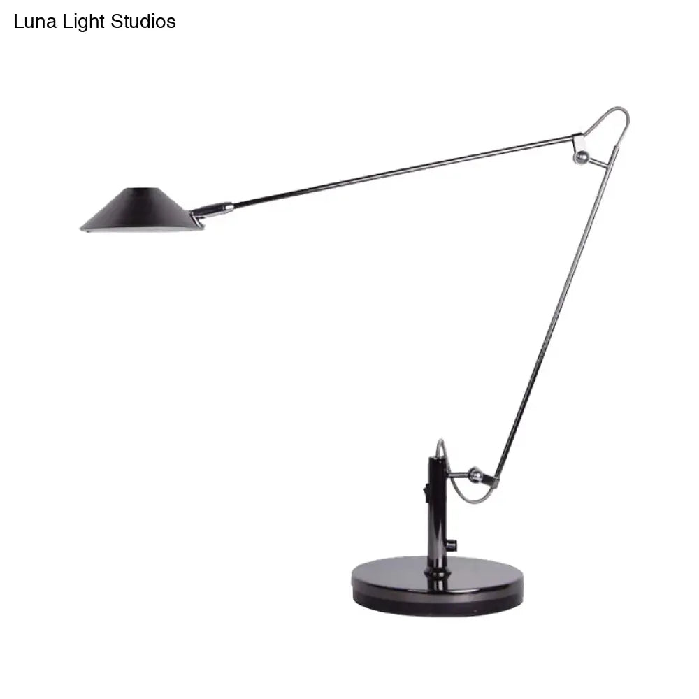 Lámpara de escritorio LED cónica negra ajustable con brazo largo - Iluminación de mesa industrial de metal