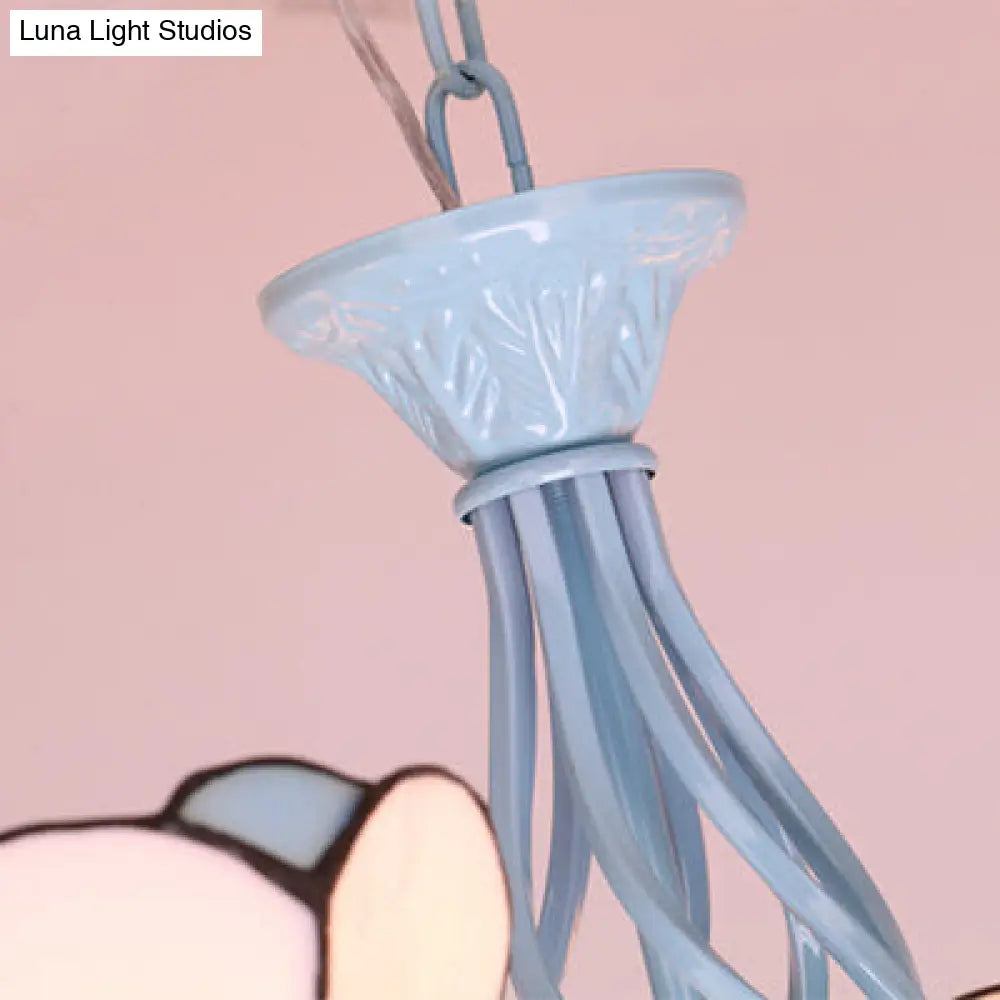 Lámpara de araña cónica ajustable con 6 luces colgantes de cristal tradicionales en azul y blanco.