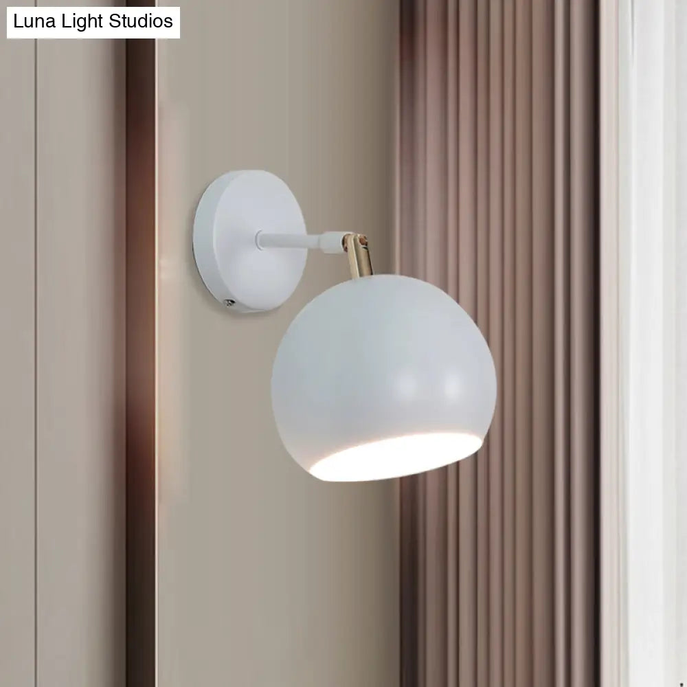 Aplique de pared industrial ajustable para dormitorio con acabado metálico y luz blanca