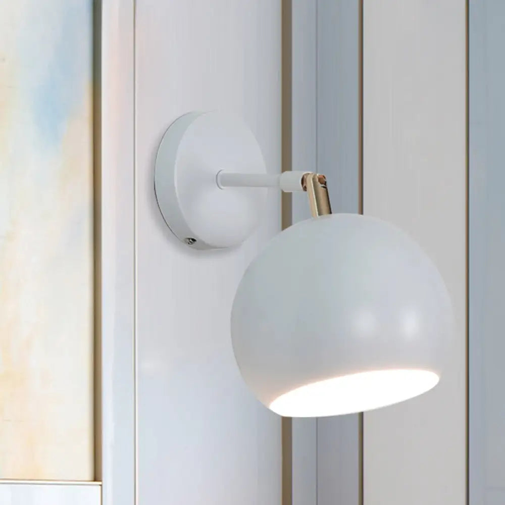 Aplique de pared industrial ajustable para dormitorio con acabado metálico y luz blanca