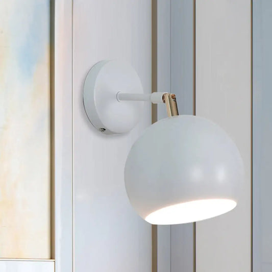 Aplique de pared industrial ajustable para dormitorio con acabado metálico y luz blanca